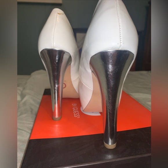 Guess heels size 7.5 nib never worn white and silver patent - Picture 2 of 3